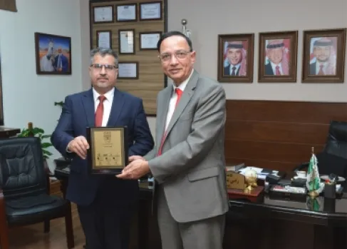 رئيس جامعة البترا يبحث سبل التعاون الأكاديمي مع وفد كلية إدموندز