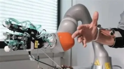 يد روبوتية قابلة للنفخ تعيد الإحساس للمبتورين