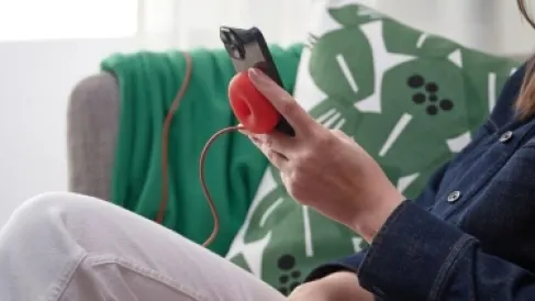 رخيص وأنيق.. شاحن لاسلكي على شكل قطعة دونات