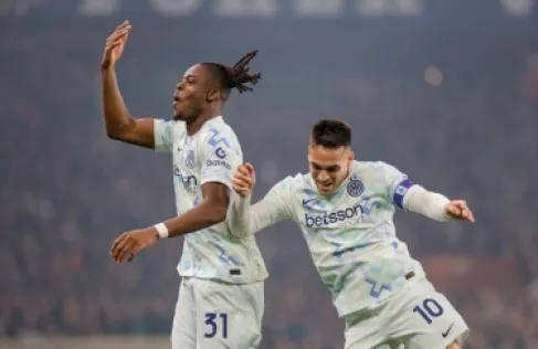 إنتر يستغل تعثر ميلان ونابولي ويقفز إلى صدارة الدوري الإيطالي