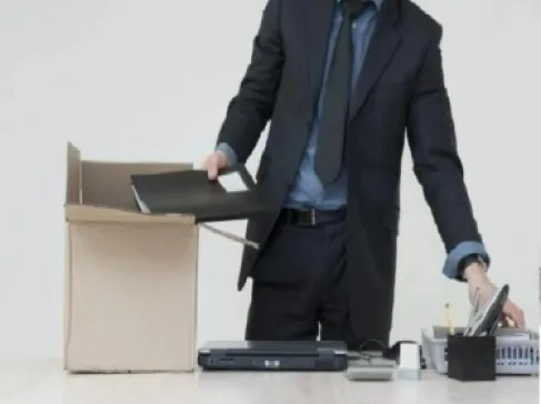 التربية تعلن فقدان موظفين لوظائفهم لتغيبهم 10 أيام دون عذر