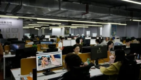 مهندس صيني يقاضي شركته بعد فصله بسبب قضاء ساعات في الحمّام