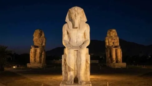بعد ترميم استمر عقدين.. مصر تكشف عن تمثالين ضخمين للملك أمنحتب الثالث