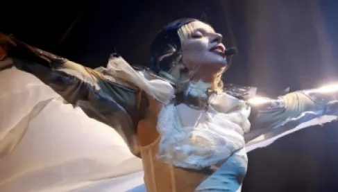 في سيدني.. ليدي غاغا توقف حفلها على المسرح بسبب سقوط مفاجئ