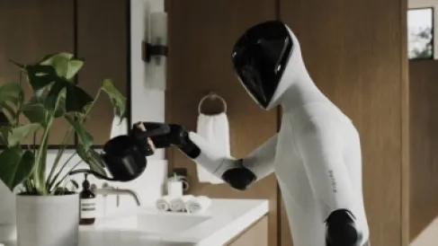 روبوت بشري ينجز مهمة مملة بلا كلل