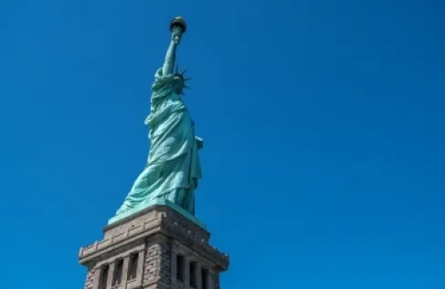 بالفيديو  .. نسخة عن تمثال الحرية تنهار بسبب الرياح القوية في البرازيل