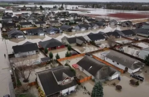 إخلاء 3 ضواحي في سياتل الاميركية بعد انهيار سد بسبب الأمطار الغزيرة - فيديو وصور