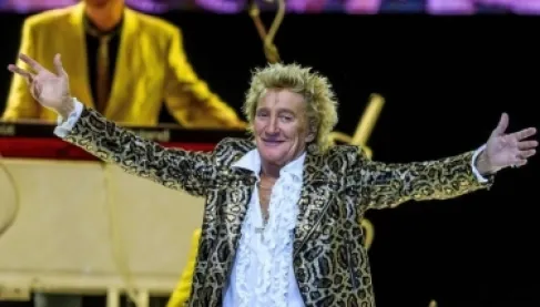 مطرب شهير يوقف عرضه ويطرد معجباً بوابل من الشتائم أمام آلاف الجماهير