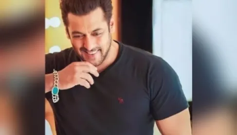 رمز شخصي أم تميمة حظ؟ سلمان خان يوضح سبب ارتدائه الدائم للسوار الأزرق