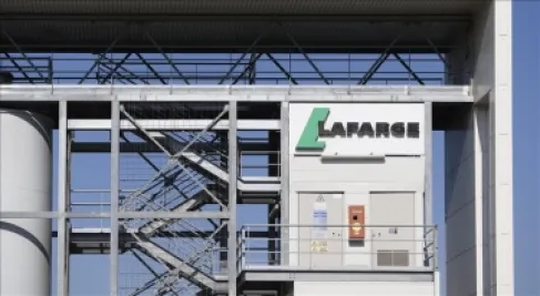 القضاء الفرنسي يطالب بتغريم لافارج أكثر من مليار يورو