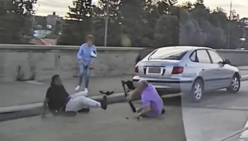 كاميرا سيارة توثق بطولة مشابهة لأحمد الأحمد في هجوم سيدني