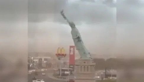 فيديو.. انهيار تمثال الحرية البرازيلي أمام المارة بفعل الرياح