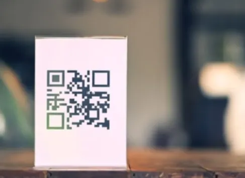 شرطة أبوظبي تحذر من ملصقات QR مزيفة تقود إلى مواقع وهمية