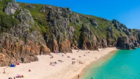 مخلوق شبحي يثير الذعر على شاطئ بريطاني شهير ويحيّر السكان