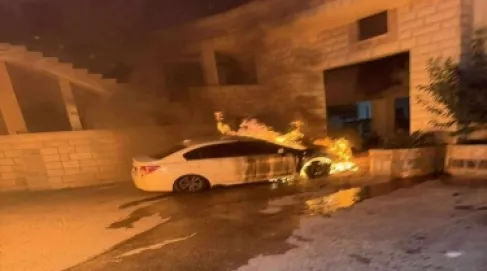 مستوطنون يحرقون مركبات فلسطينية في رام الله