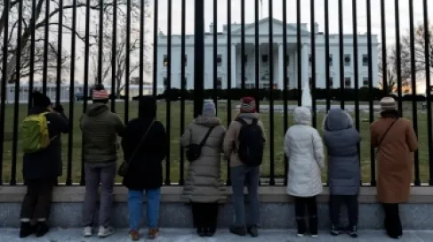 ترمب يوسّع حظر السفر الأمريكي ليشمل خمس دول إضافية