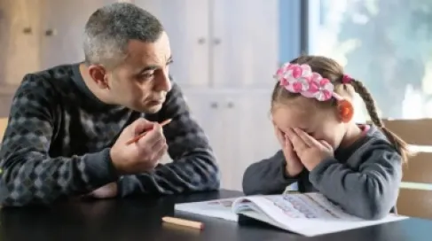 7 طرق كي لا يتحوّل تدريس الأطفال إلى حرب يومية