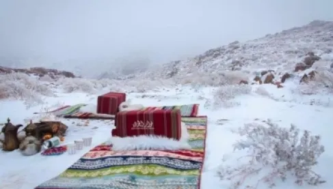 أجواء شتوية قاسية في تبوك والثلوج تكسو قمم جبل اللوز