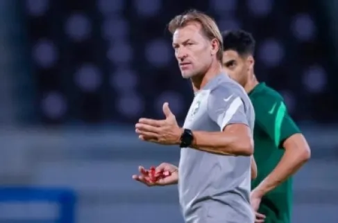 أنباء عن توجه لإقالة رينارد من تدريب المنتخب السعودي