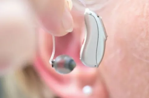 ‫هكذا تحافظ على كفاءة سماعة الأذن الطبية في الشتاء