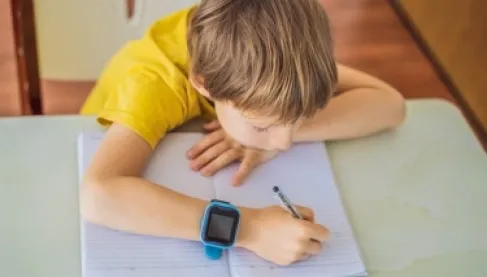 تتنبأ بها قبل حدوثها وتعالجها.. ساعة ذكية (سحرية) لإيقاف نوبات غضب الأطفال