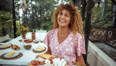 هل تحمي الجبنة الدماغ من الخرف؟ دراسة علمية ترد