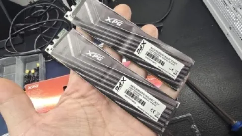 محتالون يبيعون ذواكر DDR5 مزيفة داخل عبوات أصلية على موقع 