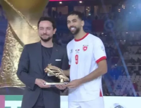 ولي العهد يتوج علوان بلقب هداف كأس العرب 2025