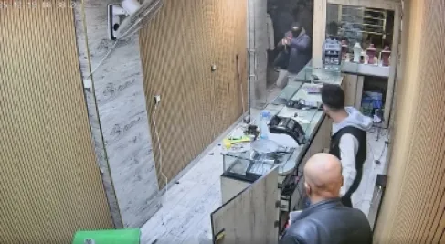مسلحان يسرقان متجر ذهب بعد قتل صاحب المتجر و شقيقه بحلب -  فيديو