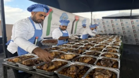 الحملة الأردنية والهيئة الخيرية الهاشمية توزعان وجبات ساخنة في شمال وجنوب غزة