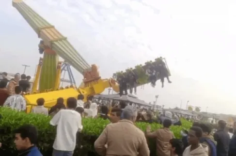 فيديو يحبس الأنفاس.. سقوط لعبة ترفيهية خلال رحلة مدرسية بالعراق