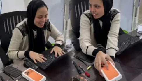 ترند مصر.. آيفون 17 مكافأة لموظفة حققت أعلى مبيعات في عام 2025