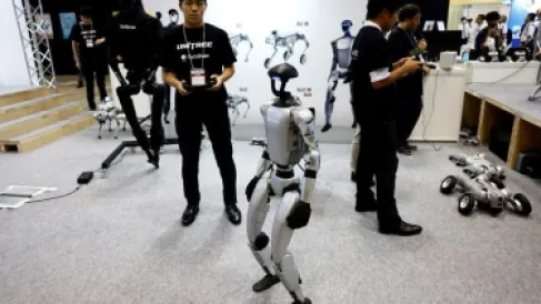 فيديو: دَفعة ودية من نجم كرة سلة تُسقط روبوتًا بشريًا أرضًا في مشهد مضحك