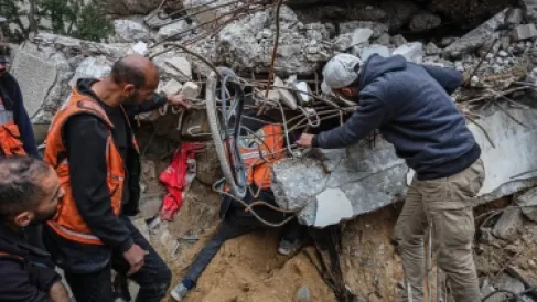 انتشال جثامين 94 شهيداً دفنوا عشوائياً في أحد شوارع غزة