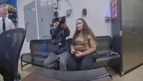 فيديو: مجرم يحاول تصفية ضابط والسلاح ينقذ الموقف بطريقة لا تُصدق