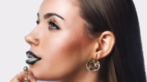 الإمارات.. (البيرسينج) موضة رائجة تنذر بندوب ومشكلات جلدية مزمنة