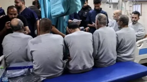 وصول 6 من أسرى غزة المفرج عنهم لمستشفى شهداء الأقصى لتلقي العلاج
