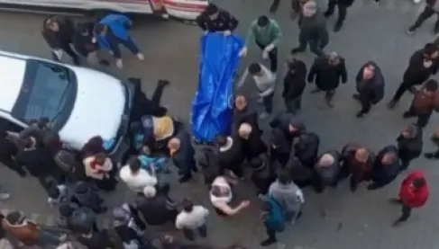 في وضح النهار وأمام المارة.. رجل يذبح زوجته في تركيا لطلبها الطلاق