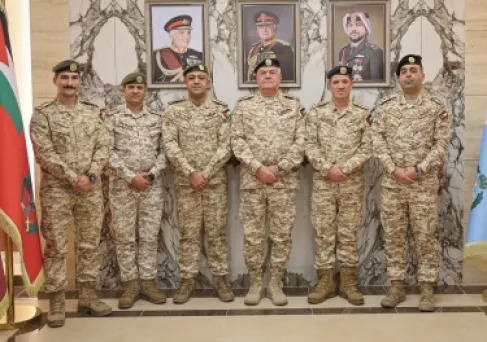 الحنيطي يُكرّم عدداً من الضباط بهدايا ملكية