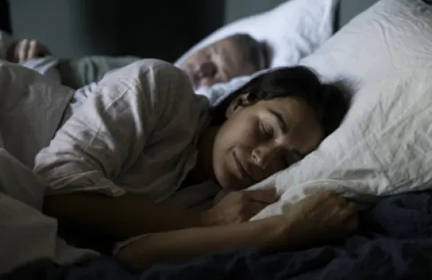 هل ينهي (النوم الإسكندنافي) صراعات الزوجين الليلية؟!