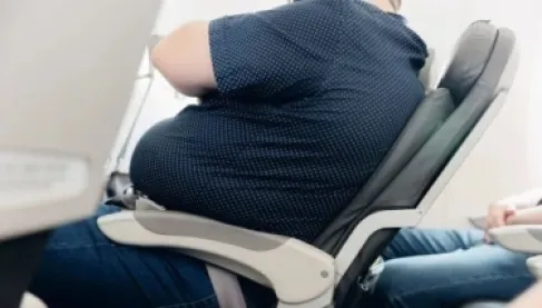 شركة طيران تثير الغضب بفرض رسوم إجبارية على أصحاب الوزن الزائد