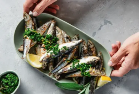 السردين أم التونة... أيهما أغنى بأحماض أوميغا-3 والبروتين؟