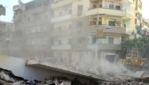 مصر.. إنقاذ 6 مصابين من تحت أنقاض عقار إمبابة المنهار