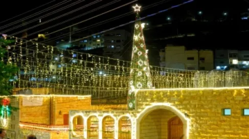 الفحيص تحتفل بإضاءة شجرة عيد الميلاد المجيد