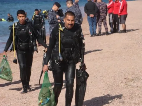 حملة لتنظيف جوف البحر بمحمية العقبة البحرية