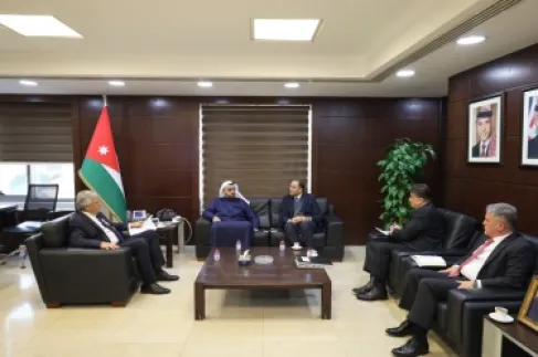 القطامين يبحث مع طيران الإمارات التعاون في النقل الجوي