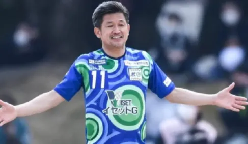 بعمر 58 عاماً.. الملك كازو يتحدى الزمن ويواصل اللعب حتى 2026