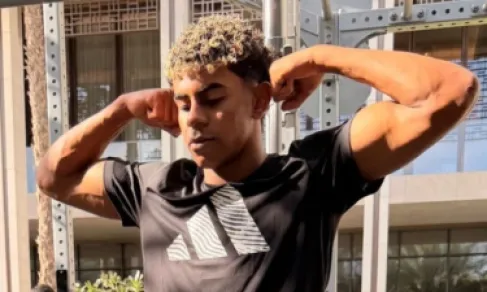 يامال يستعرض عضلاته في دبي.. تحول بدني لافت لنجم برشلونة