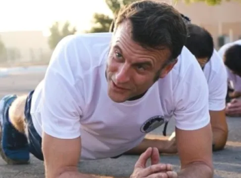 ماكرون يستعرض لياقته البدنية مع الجنود الفرنسيين