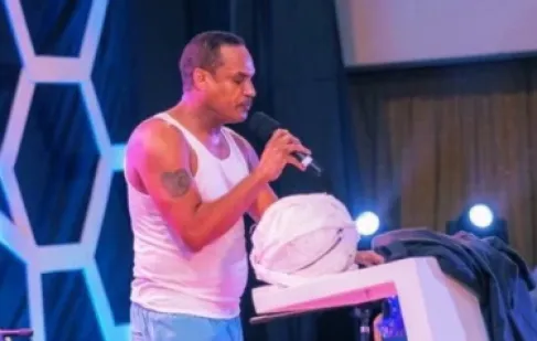 فنان عربي يصدم الجمهور بخلع ملابسه على المسرح